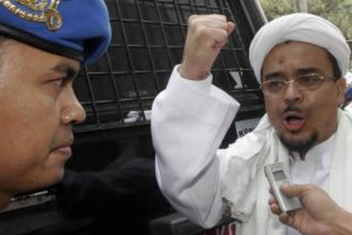 Ketua Front Pembela Islam (FPI) Rizieq Shihab dikawal polisi usai divonis 1,5 tahun penjara oleh majelis hakim PN Jakarta Pusat, Kamis (30/10/2008). Majelis Hakim menyatakan dia terbukti secara sah menganjurkan untuk melakukan kekerasan terhadap orang atau barang di muka umum secara bersama-sama dalam kasus penyerangan terhadap massa Aliansi Kebangsaan untuk Kebebasan Beragama dan Berkeyakinan atau AKKBB pada peristiwa Insiden Monas 1 Juni lalu.  
 