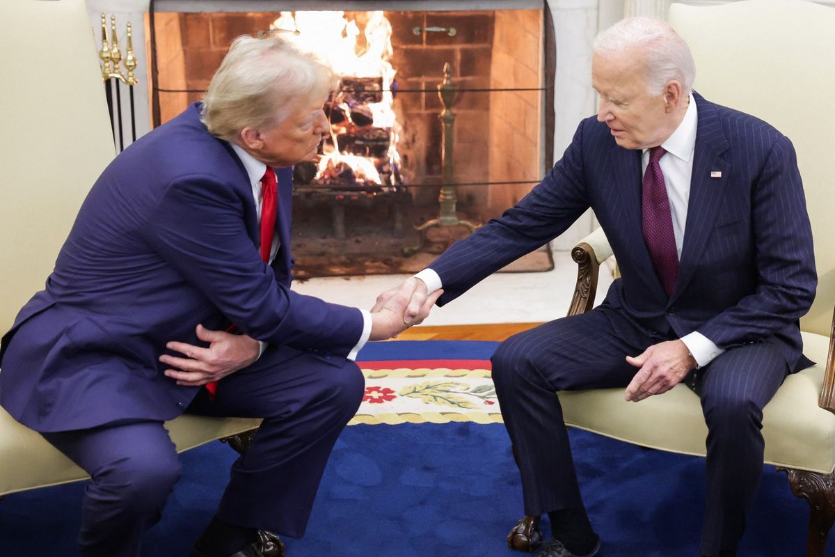 Presiden Amerika Serikat Joe Biden (kiri) berjabat tangan dengan presiden terpilih Donald Trump (kanan) di Oval Office, Gedung Putih, Washington DC, Rabu (13/11/2024).