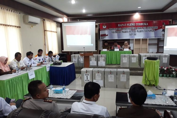 Suasana Rapat Pleno Rekapitulasi dan Pengumuman Perolehan Suara Pilkada Kota Tanjungpinang 2018 yang dilakukan KPU Kota Tanjungpinang, Rabu (4/7/2018).