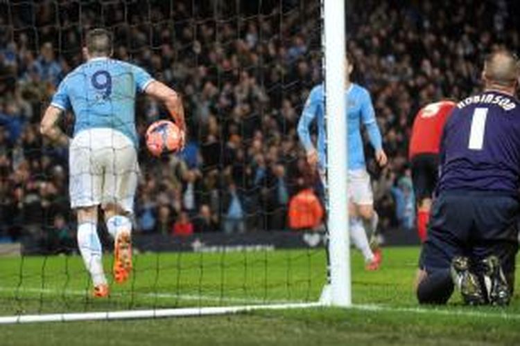 Striker Alvaro Negredo saat mencetak gol pertama Manchester City ke gawang Blackburn Rovers pada partai ulangan putaran ketiga Piala FA di Stadion Etihad, Rabu atau Kamis (16/1/2014) dini hari WIB. City menang 5-0 pada pertandingan tersebut. 