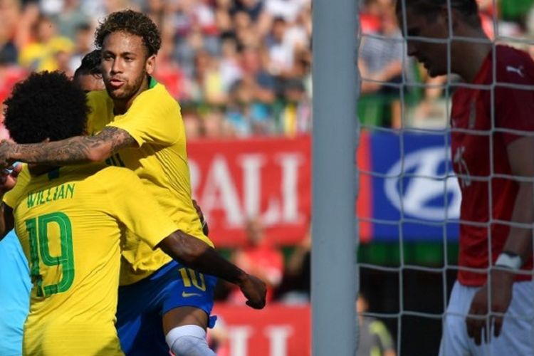 Neymar merayakan gol timnas Brasil ke gawang Austria pada laga uji coba di Vienna, 10 Juni 2018.