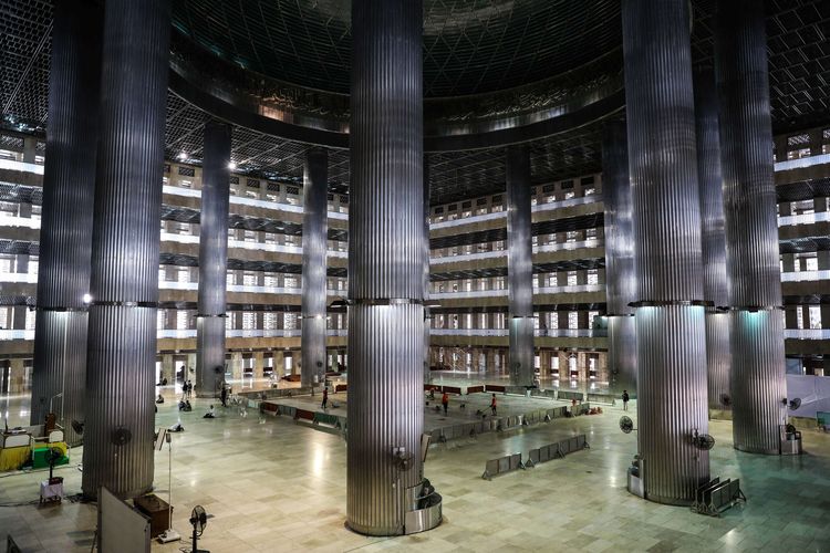 Suasana Masjid Istiqlal di Jakarta Pusat, Jumat (20/3/2020). Masjid Istiqlal menghentikan sementara kegiatan shalat Jumat selama dua pekan ke depan. Hal ini dilakukan sebagai upaya mencegah penularan Covid-19.