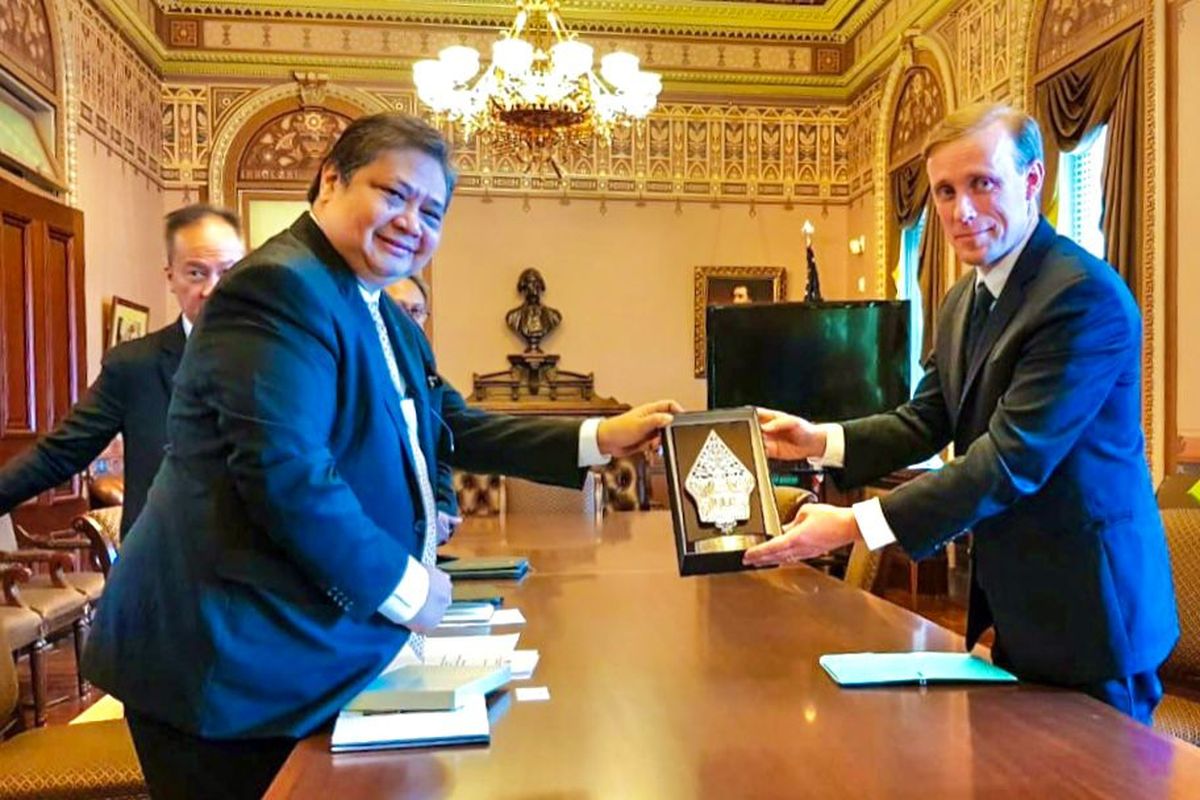 Menteri Koordinator Bidang Perekonomian (Menko Perekonomian) Airlangga Hartarto menghadiri pertemuan bilateral dengan Assistant to the President for National Security Affairs (APNSA) Amerika Serikat (AS) Jake Sullivan di Washington DC, Senin (24/10/2022).
