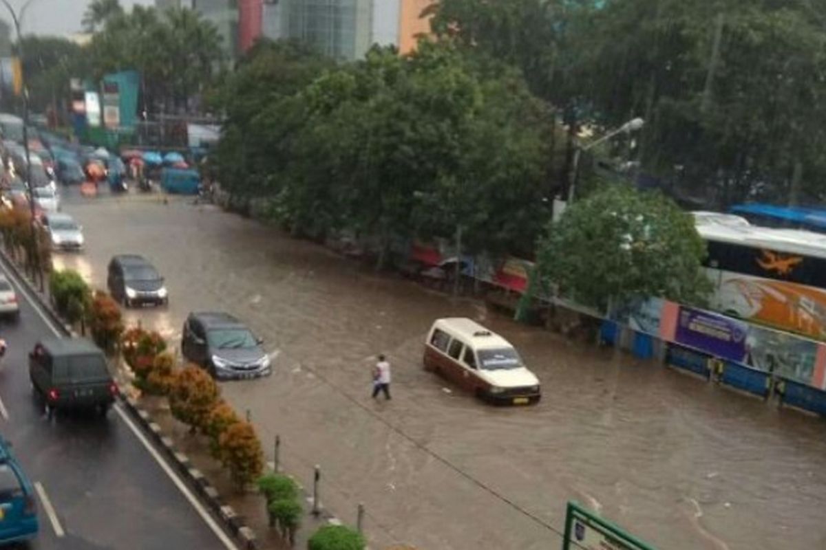 Genangan setengah meter merendam ruas Jalan Margonda Raya, mulai dari depan Ramayana Plaza Depok, Terminal Depok hingga lampu merah Ramanda di pertigaan Jalan Margonda dan Jalan Arif Rahmam Hakilm, Senin (10/4/2017) sore. 