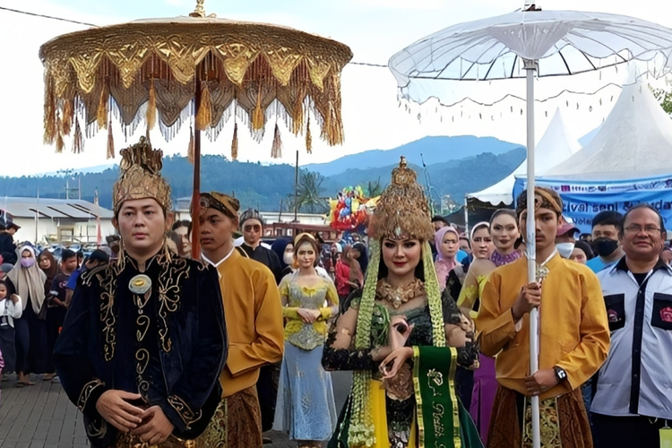 Setelah dua tahun terhenti akibat pandemi Covid-19, gelaran syukuran Hari Nelayan kembali digelar di Palabuhanratu, Kabupaten Sukabumi, Jawa Barat, Sabtu (21/5/2022).