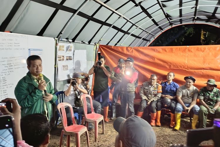 Bupati Bandung Dadang Supriatna saat memberikan arahan evaluasi terkait pencarian korban longsor di Kecamatan Arjasari, Kabupaten Bandung, Jawa Barat, Kamis (11/12/2025) Pemkab Bandung resmi menutup pencarian korban longsor dan menyiapkan sejumlah relawan serta BPBD untuk melanjutkan pencarian selama tiga hari ke depan.