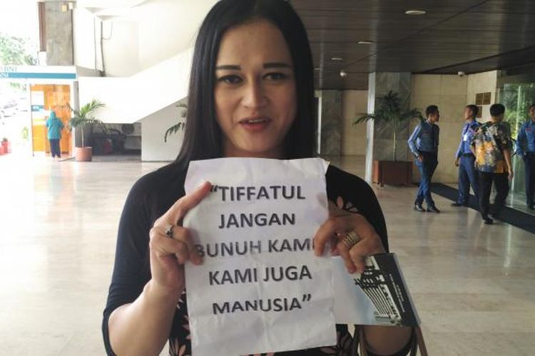 Amira melaporkan Anggota DPR Tifatul Sembiring ke Mahkamah Kehormatan
Dewan, Rabu (16/3/2016) atas tweetnya yang dianggap diskriminatif terhadap
kaum LGBT.

