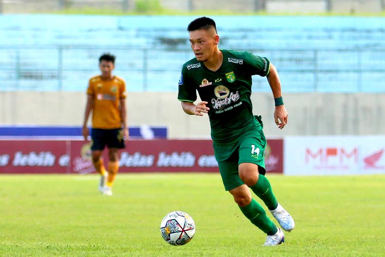 Pemain Persebaya Surabaya, Sho Yamamoto, beraksi saat pertandingan pekan ke-20 Liga 1 2022-2023 melawan Bhayangkara FC yang berakhir dengan skor 2-1 di Stadion Gelora Joko Samudro Gresik, Senin (23/1/2023) sore. Terkini, Persebaya bermain imbang 2-2 dengan RANS Nusantara FC pada laga pekan ke-27, Selasa (28/2/2023).