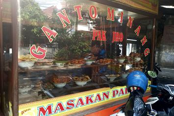 Lezatnya Masakan Padang di Rumah Makan Ganto Minang Pak Jho, Jakarta Selatan