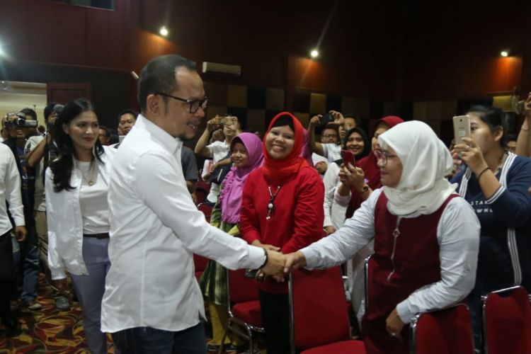Menteri Ketenagakerjaan M Hanif Dhakiri saat menemui ratusan pengusaha Paguyuban Ritel Tradisional di Bekasi, Jawa Barat pada Kamis (14/2).