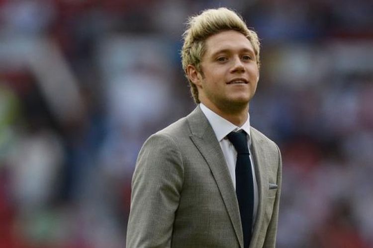 Personel boyband One Direction Niall Horan menghadiri pertandingan amal Soccer Aid antara Inggris dengan the Rest of the World di stadion Old Trafford, Manchester, Inggris, Minggu 95/6/2016).