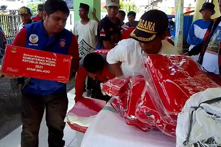 Bantuan bagi warga korban angin puting beliung di Desa Lengkong, Kecamatan Bua, Kabupaten Luwu, Sulawesi Selatan, Kamis (23/6/2022) pagi berdatangan.