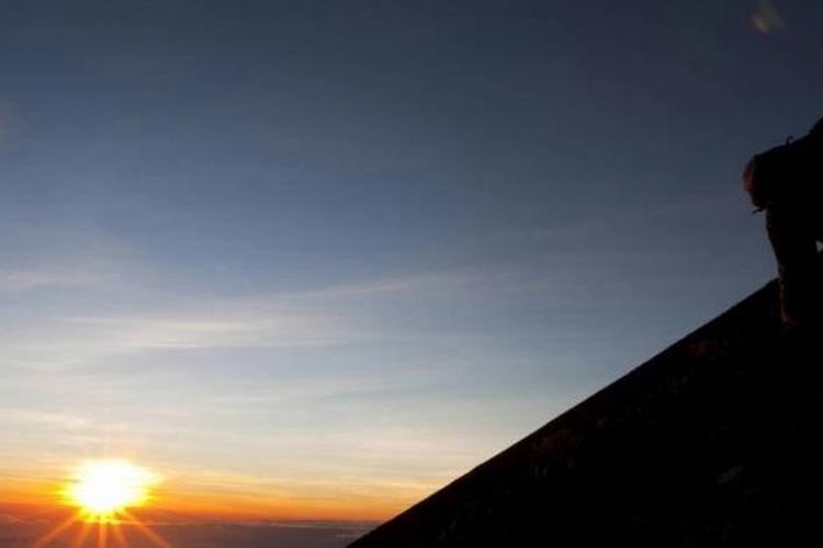 Matahari terbit di jalur pendakian Gunung Rinjani (3726 m), Lombok. Rinjani merupakan bagian dari Gunung Samalas yang meletus hingga melumpuhkan dunia pada tahun 1257. Superletusan mengakibatkan terbentuknya kaldera dan Danau Segara Anak.