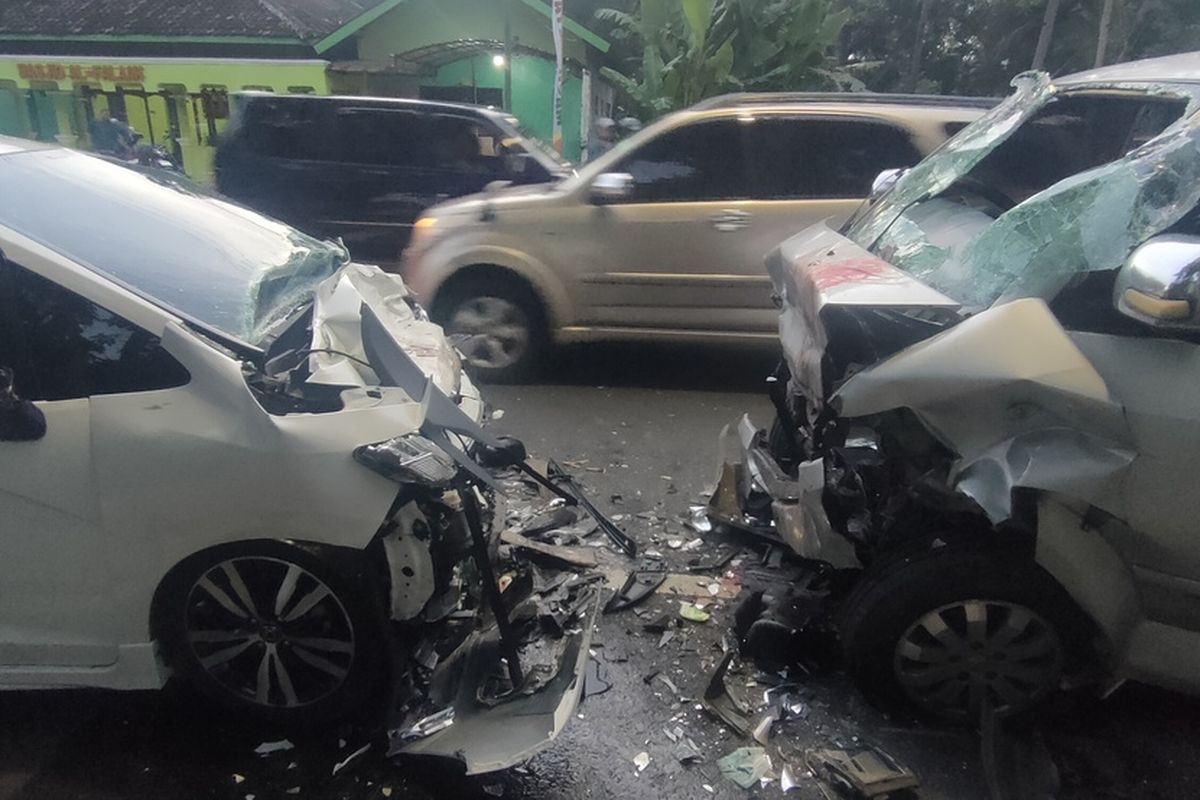 Dua minibus Honda Jazz putih AB 1392 HF adu banteng dengan Suzuki APV silver AE 1835 BT di Jalan Jogja-Wates pada kawasan padukuhan Worawari, kalurahan Sukoreno, kapanewon Sentolo, kabupaten Kulon Progo, Daerah Istimewa Yogyakarta, Senin (31/3/2025).
