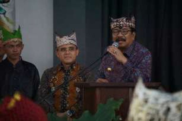 Gubernur Jawa Timur Soekarwo didamping dampingi Abdullah Azwar Anas Bupati Banyuwangi saat berkunjung di Pemkab Banyuwangi Kamis (15/12)