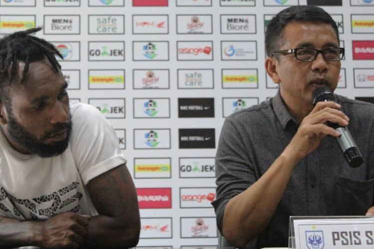 Pelatih PSIS Semarang dalam sebuah sesi konferensi pers di Surabaya.