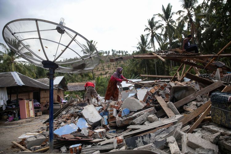 Sejumlah bangunan rumah rusak akibat gempa di desa Menggala, Kecamatan Pemenang, Lombok Utara, Rabu (8/8/2018). Berdasarkan data terkini Badan Nasional Penanggulangan Bencana (BNPB) tercatat, jumlah korban meninggal dunia akibat gempa bumi berkekuatan 7 pada skala richter (SR) di Lombok bertambah menjadi 131 dari sebelumnya 105 orang.