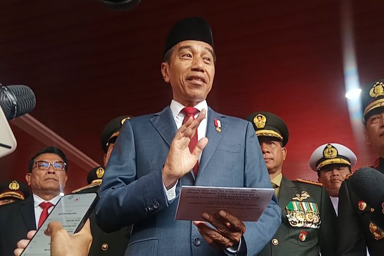Presiden Joko Widodo saat memberikan keterangan pers di Mabes TNI, Cilangkap, Jakarta Timur, Rabu (28/2/2024).