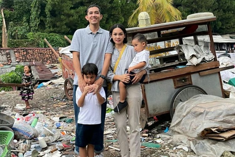 Penyanyi Andien Aisyah dan suaminya, Ippe bersama dua putra mereka, Kawa dan Tabi merayakan ulang tahun ke-7 pernikahan dengan berbagi di kampung pemulung.