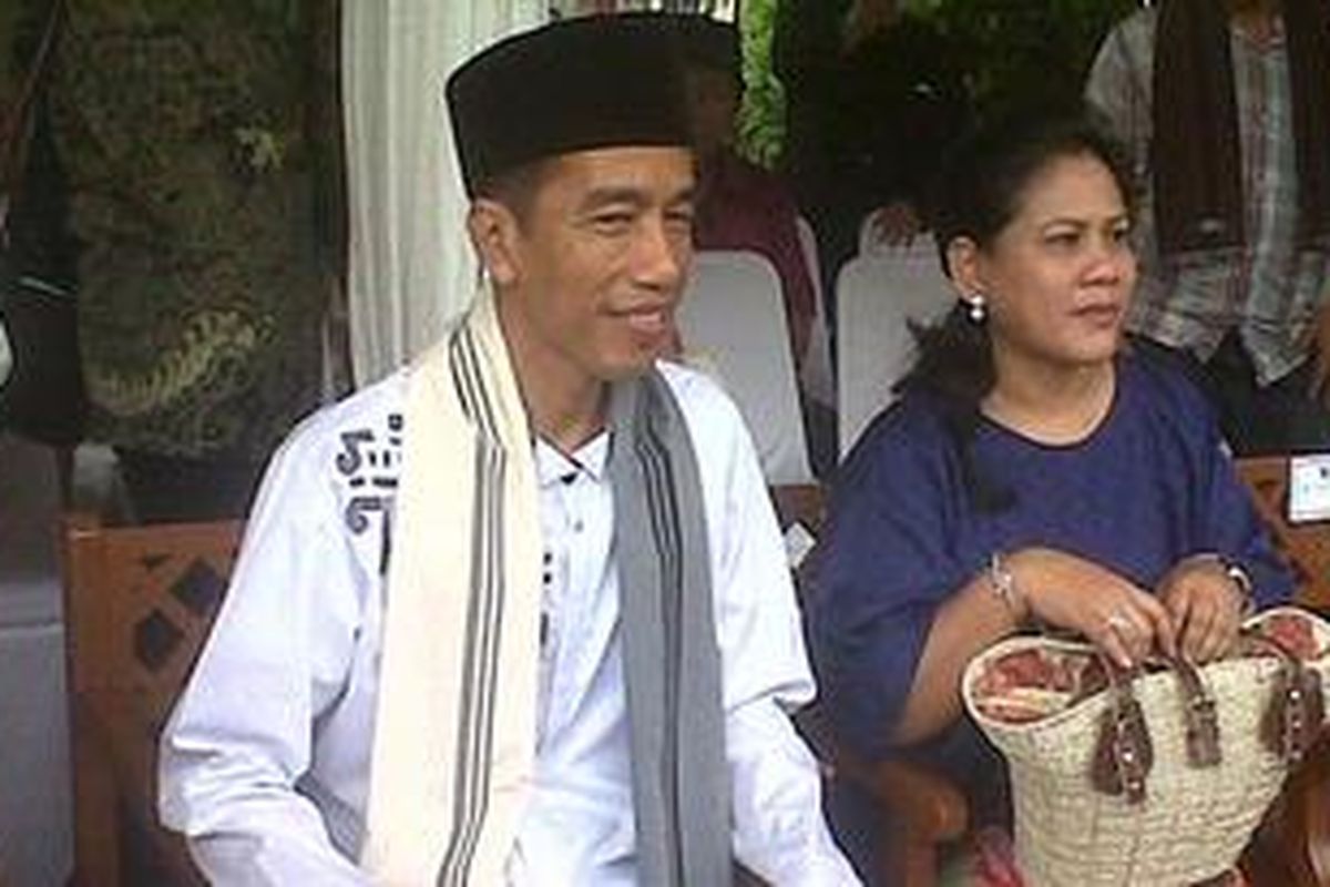 Gubernur DKI Jakarta, Joko Widodo (Jokowi) bersama istrinya Iriana Jokowi saat menghadiri Kirab Budaya Rakyat Jakarta, di depan gedung Balai Kota Jakarta, Minggu (28/10/2012). Kirab Budaya Rakyat Jakarta digelar dalam rangka memperingati Hari Sumpah Pemuda sekaligus menjadikan Jakarta sebagai pusat kebudayaan nusantara berbasis budaya Betawi.