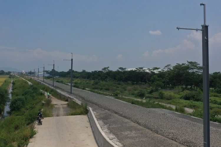 Tiang Listrik Aliran Atas (LAA) pada proyek Kereta Cepat Jakarta-Bandung (KCJB).