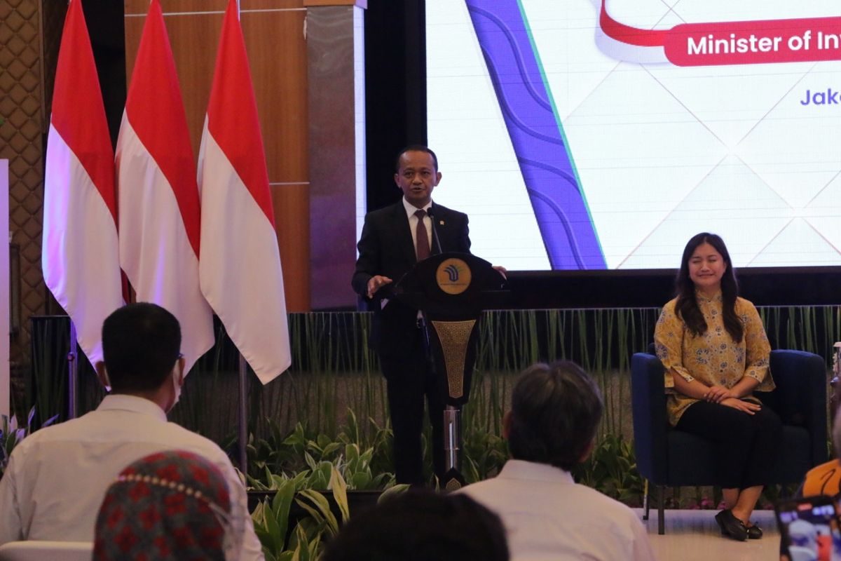 Menteri Investasi Bahlil Lahadalia menyampaikan sambutan saat menerima kunjungan 50 mahasiswa mahasiswi pascasarjana Universitas Harvard di Jakarta, Senin (9/1/2023).