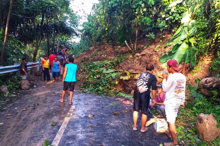 Warga bergotongroyong membersihkan material longsor di ruas Jalan Sukabumi-Tegalbuleud di Desa Rambay, Kecamatan Tegalbuleud, Sukabumi, Jawa Barat, Selasa (23/6/2020).