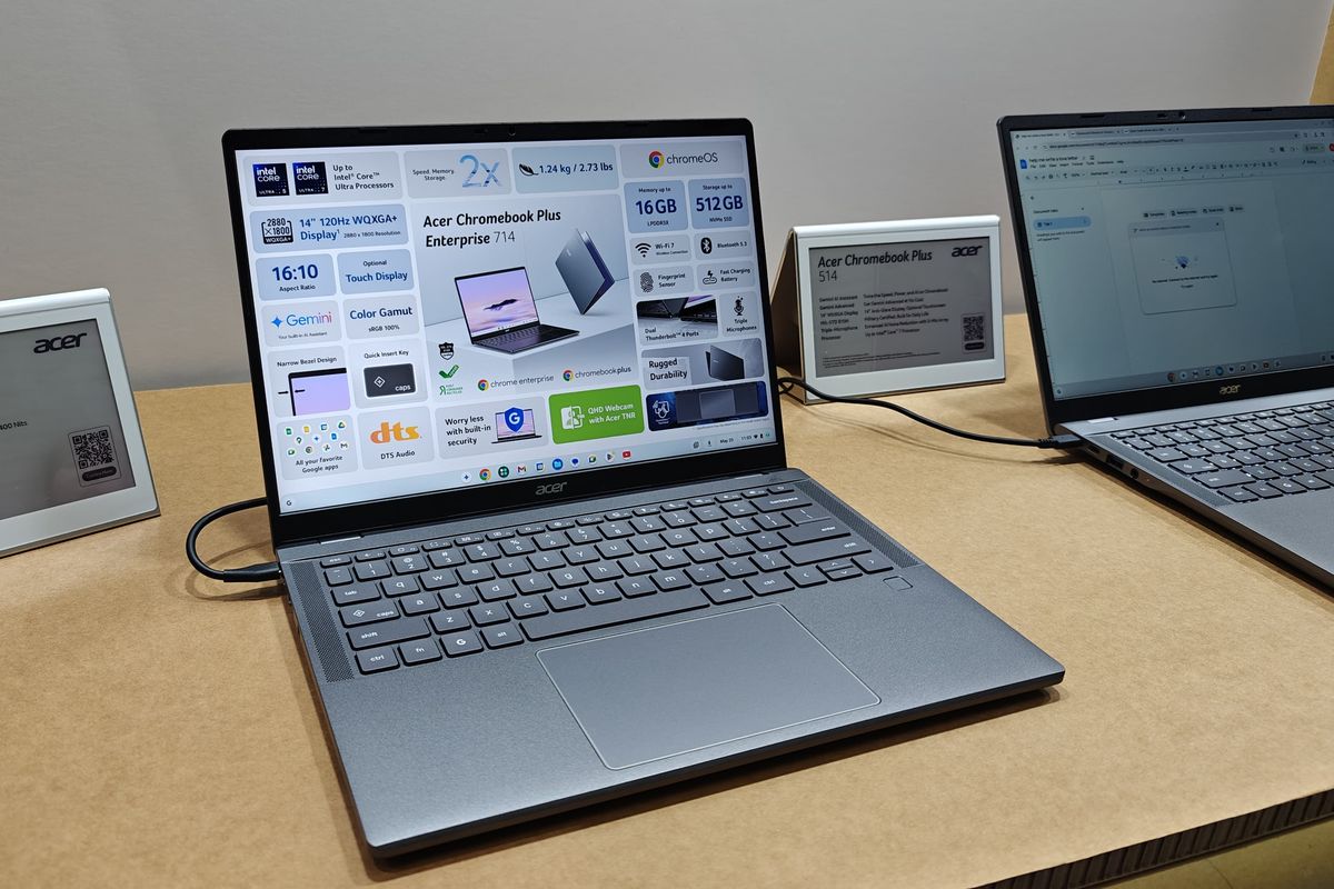 Laptop Acer Chromebook Plus Enterprise 714 yang dipajang di booth Acer Computex 2025