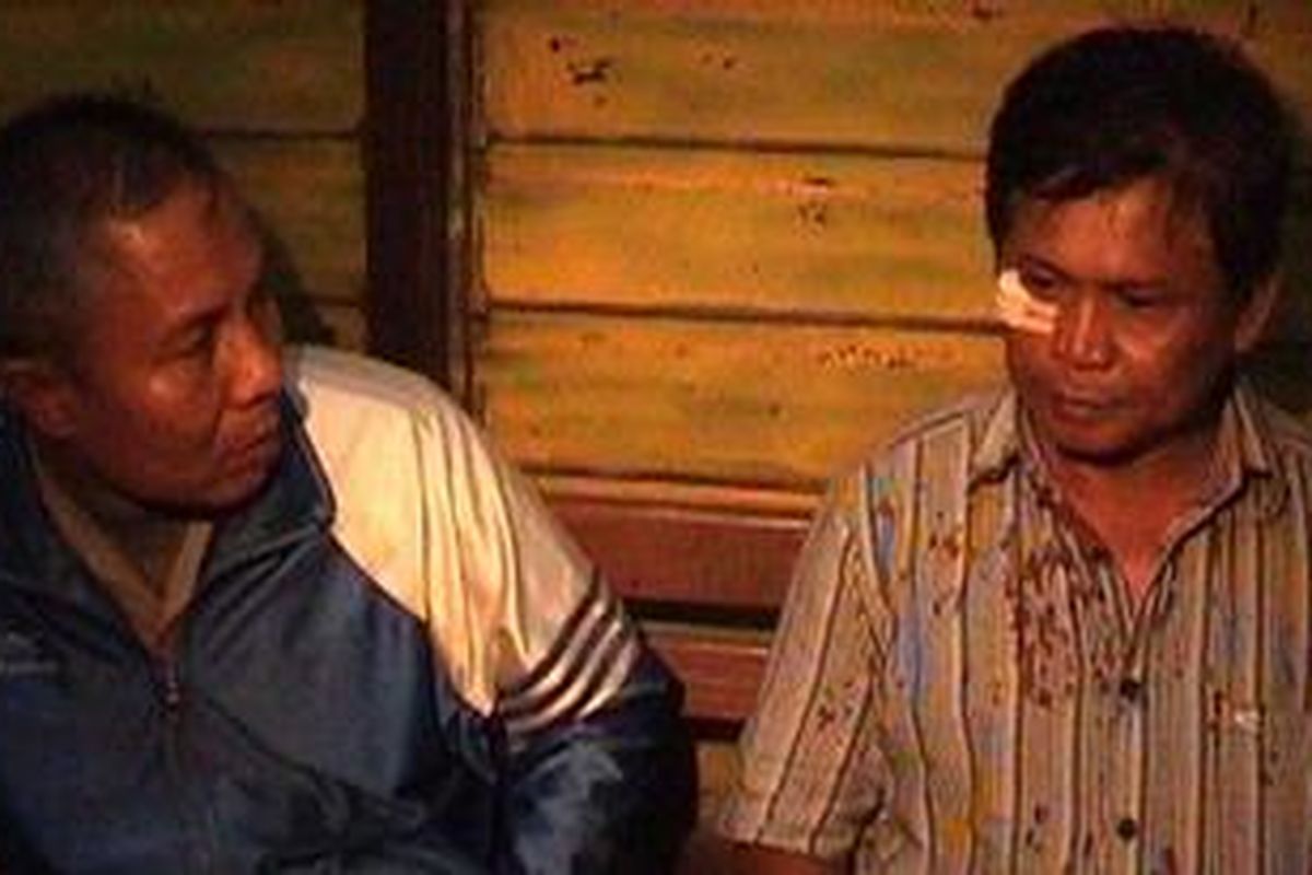 Nur Zainul (kanan) seorang PNS di Kabupaten Bone, Sulawesi Selatan yang menjadi kroban penganiayaan oleh seorang oknum polisi dan dua temannya mabuk, tengah dimintai keterangan oleh KA SPKT Polsek Taneteriattang, Rabu (03/10/2012).