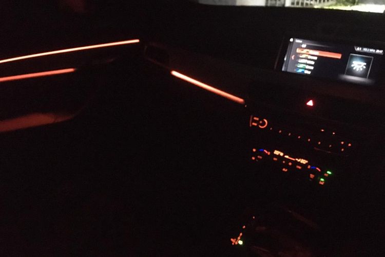 Pencahayaan kabin BMW X1 bisa disesuaikan dengan keinginan penumpang