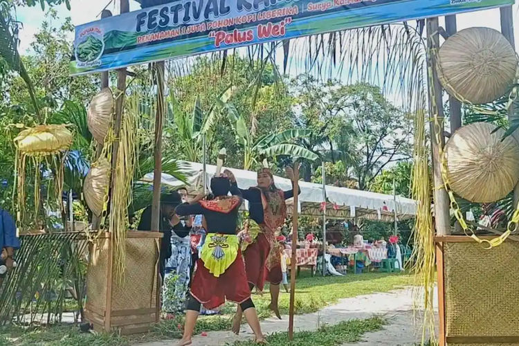 Mengenal Lawang Sakepeng, Tradisi Dayak untuk Menyambut Tamu yang Dipentaskan di Festival Kampung 5