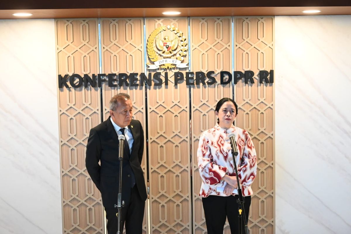 Ketua DPR RI Puan Maharani (kanan) saat memberikan keterangan kepada awak media di Gedung DPR, Selasa (18/11/2025).