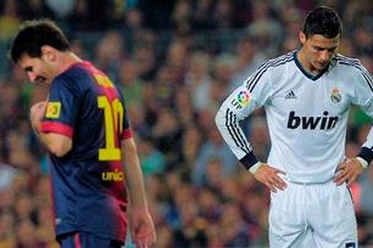 Bintang Barcelona, Lionel Messi (kiri), dan bintang Real Madrid, Cristiano Ronaldo, sama-sama kecewa setelah tim mereka bermain imbang 2-2. Baik Messi maupun Ronaldo sama-sama mencetak dua gol pada pertandingan Minggu atau Senin (8/10/2012) dini hari itu.
