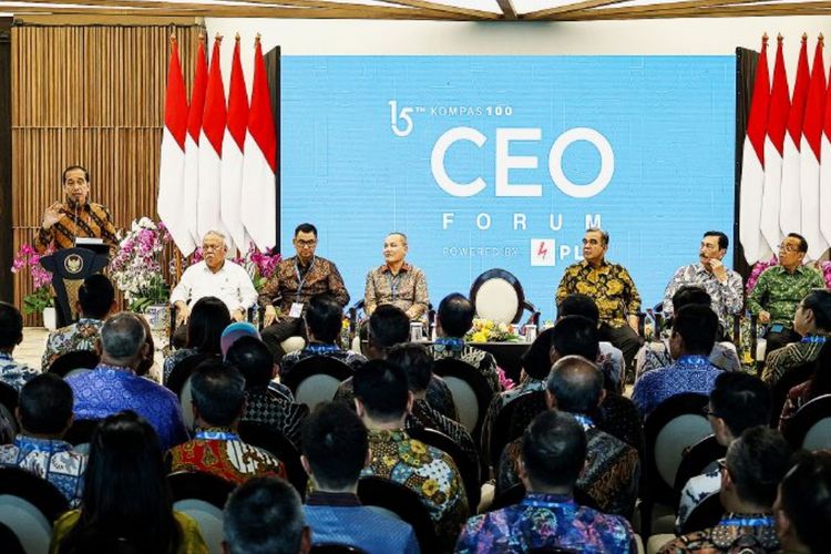 Presiden Joko Widodo dalam acara Kompas100 CEO Forum ke-15 Tahun 2024, yang digelar di Ruang Konferensi Pers, Istana Garuda, Kawasan Ibu Kota Nusantara (IKN), Jumat (11/10/2024).