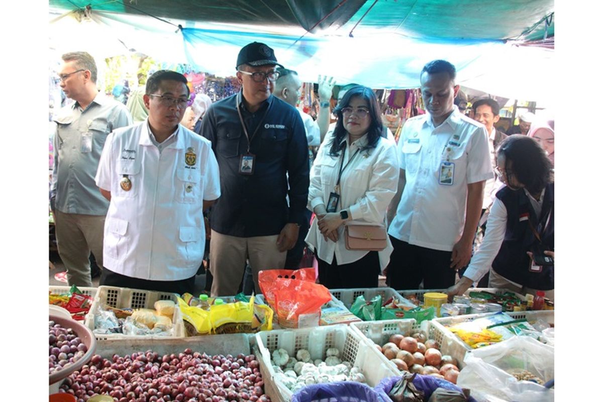 Pelaksanaan Sidak Pasar oleh Tim Pengendalian Inflasi Daerah (TPID) Kota Banjarmasin untuk memastikan keterjangkauan harga dan ketersediaan pasokan di masyarakat, dipimpin oleh Walikota Banjarmasin didampingi Kepala Perwakilan Bank Indonesia Provinsi Kalimantan Selatan di Pasar Pekauman Banjarmasin (6/3/2024). 