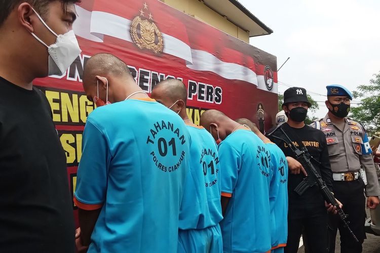 Para pelaku pembunuhan berencana terhadap seorang pria yang mayatnya ditemukan mengambang di perairan Jangari, Cianjur, Jawa Barat.