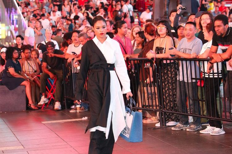 Koleksi tas Ende mejeng di Times Square, New York