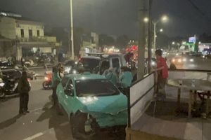 Taksi Green SM Mendadak Ngegas Sendiri dan Tabrak Separator di Jakbar, Sopir: Saya Juga Bingung