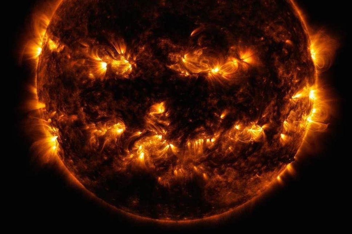 Pada 2014, permukaan Matahari tampak seperti wajah Jack-O-Lantern