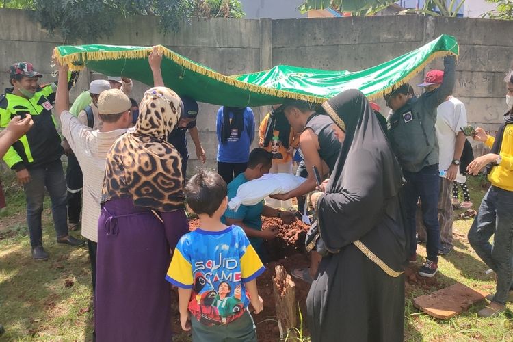 Jenazah balita perempuan berinisial AF (2) yang diduga menjadi korban penganiayaan oleh dianiaya oleh kakek dan nenek tirinya, Antonius Sirait dan Titin Hariyani di Pekayon, Jakarta Timur, dimakamkan. Korban dimakamkan di Taman Pemakaman Umum (TPU) Srengseng, Jakarta Selatan pada Sabtu (21/1/2023) siang.