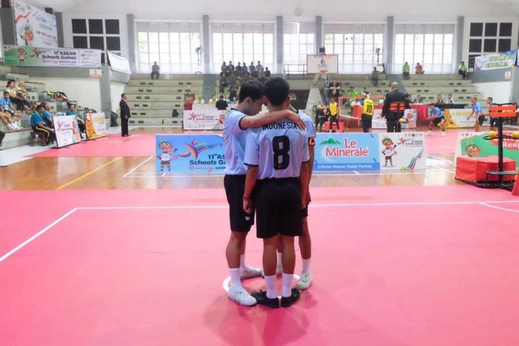 Atlet muda dari Indonesia memulai pertandingan dengan berdoa terlebih dahulu