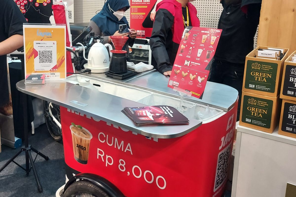 Awal berdiri sejak 2020, Jago Coffee hadir di saat masa pandemi dengan membawa konsep baru penjaja minuman keliling atau mobile dengan produk utama kopi.