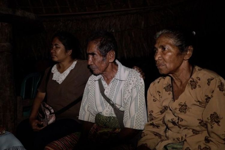 Meriance bersama kedua orang tuanya di Desa Poli, Timor Tengah Selatan, NTT.