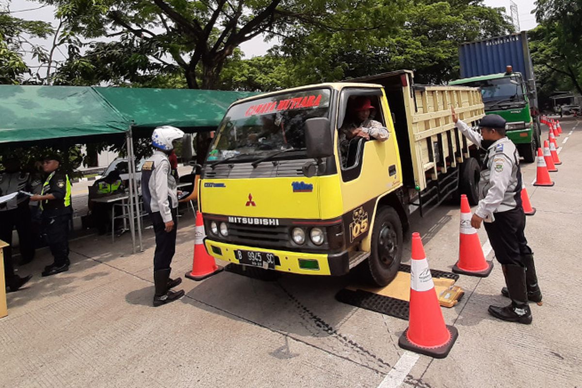 Truk terjaring ODOL di Tol BSD