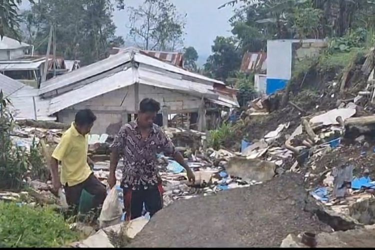 Bencana tanah bergerak yang memporak-porandakan puluhan rumah warga dan infrastruktur lainnya masih terjadi di Dukuh Limbangan, Desa Sridadi, Kecamatan Sirampog, Kabupaten Brebes, Jawa Tengah, Sabtu (30/3/2024). 