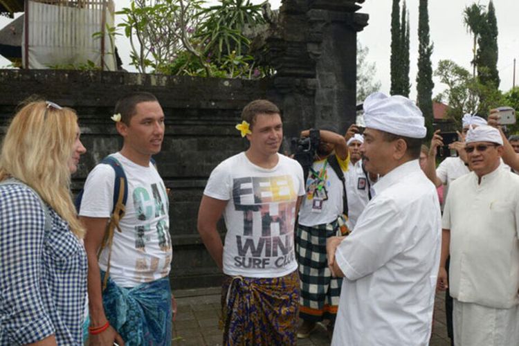 Menteri Pariwisata Arief Yahya memastikan suasana Pulau Bali betul-betul aman. Dia berkunjung hingga ke Pura Besakih, yang jaraknya hanya 9 km dari pusat erupsi Gunung Agung dan berbincang-bincang dengan wisatawan, Kamis (5/10/2017).
