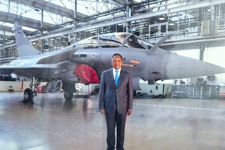 Kepala Staf TNI Angkatan Udara (KSAU) Marsekal Fadjar Prasetyo melakukan factory visit ke Dassault Aviation, Bordeaux, di sela-sela kunjungannya ke Perancis, Selasa (10/10/2023) waktu setempat.  Fadjar meninjau langsung di pusat pembuatan pesawat tempur Rafale yang bakal memperkuat TNI AU.