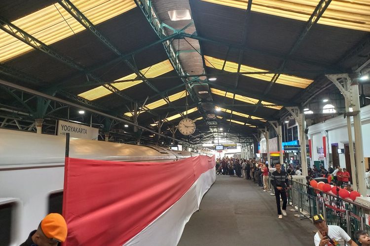 HUT RI di Stasiun Yogyakarta: Bendera 25 Meter, Tarian Tradisional, hingga Lomba untuk Penumpang