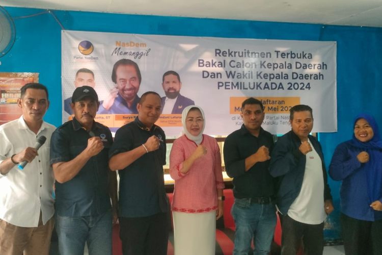 Anggota DPD RI Mirati Deanengsih mendaftar sebagai bakal calon bupati Maluku Tengah di DPD Partai NasDem Maluku Tengah, Selasa (7/5/2024).