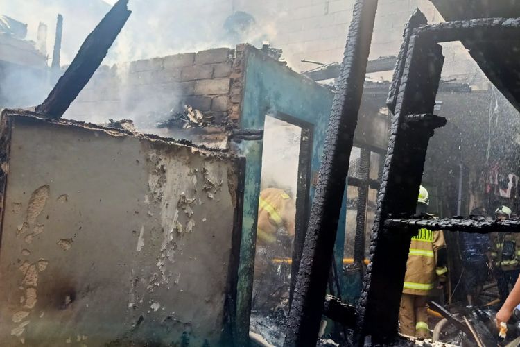 Sebanyak enam rumah di Jalan Taruna, RT 012 RW 003 Kelurahan Pulogadung, Kecamatan Pulogadung, Jakarta Timur, dilanda kebakaran, Rabu (13/4/2022).